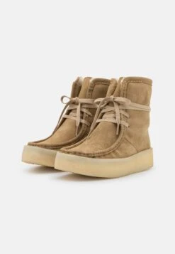 Clarks Originals Wallabeecup Hi - Botas Para La Nieve - Light Tan -Ofertas Clarks Tienda 8bd18f5dd3fb4129bd840a7212de7de6