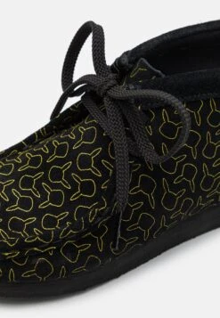 Clarks Pokemon Wallabee Go - Zapatos Con Cordones - Black -Ofertas Clarks Tienda 9670fb8b24c647bc9cdf54354fe8e010