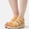 Clarks Kimmei Buckle - Sandalias Con Plataforma - Yellow